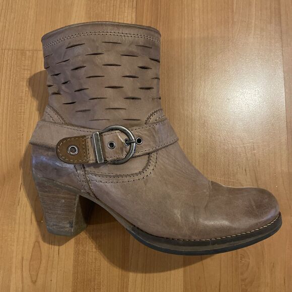Stylish Tan Ankle Boots with Buckle Detail - Picture 1 of 14